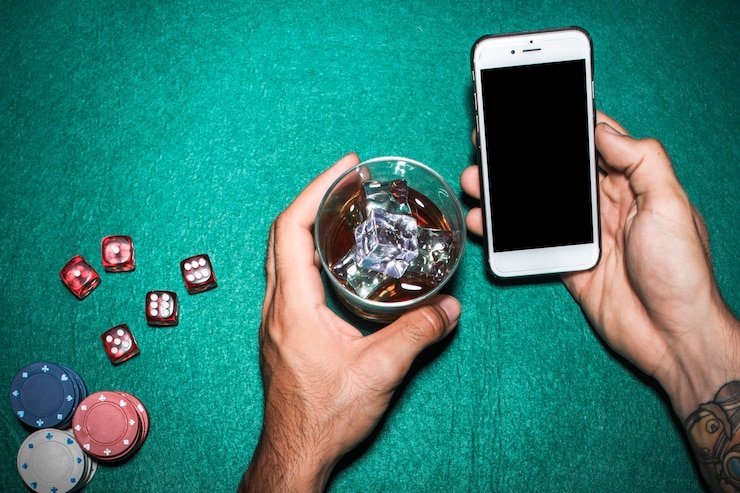 Tampilan split-screen boomingbet menampilkan pertandingan sepak bola dan meja roulette dealer langsung secara bersamaan